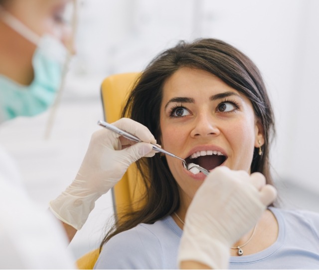 Woman having wisdom teeth removed